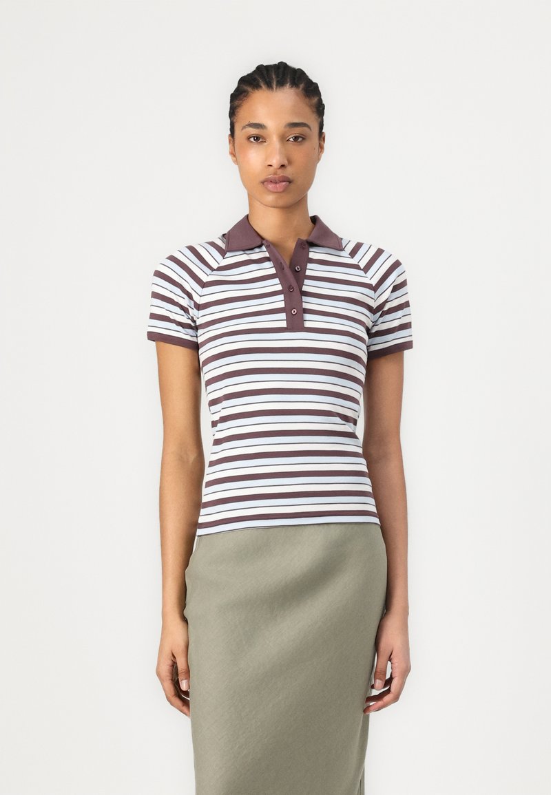 Kortärmad polo t-shirt med horisontella ränder i mörkbrun, ljusblå och vit. Har en mörkbrun krage och placket med tre knappar.