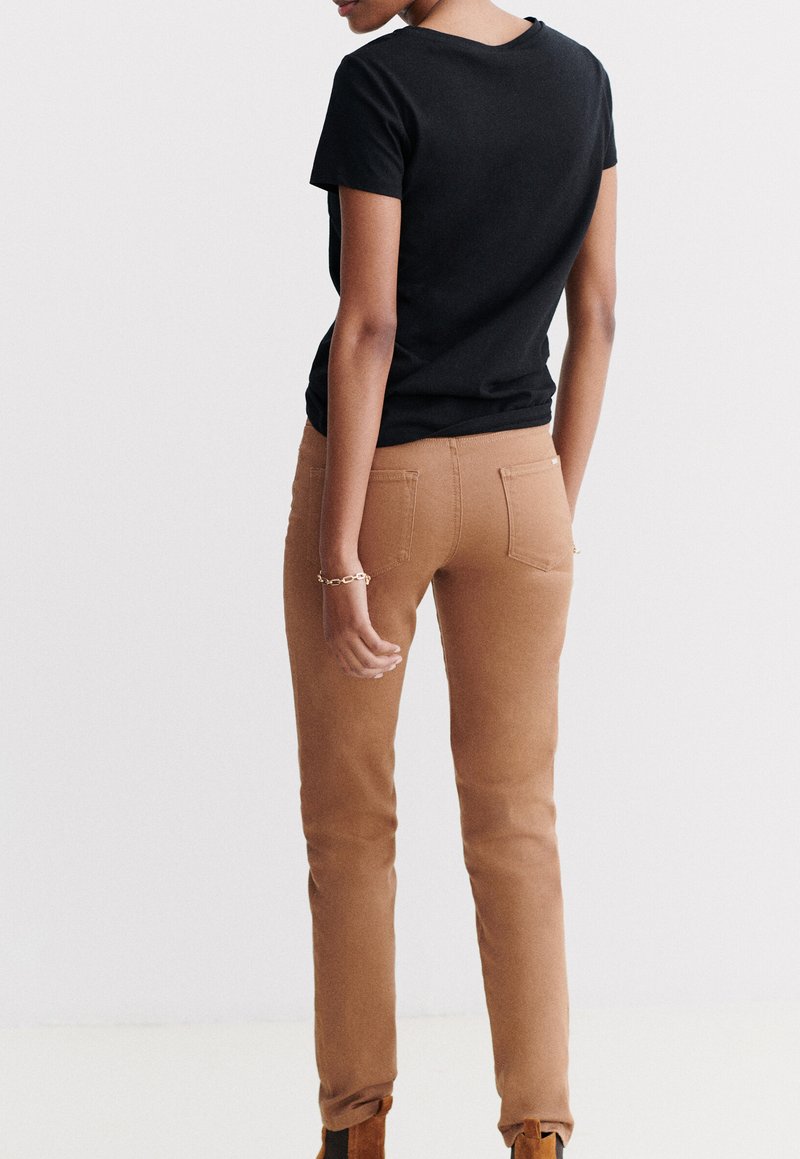 Jeans Slim Femme Caroll - Taille EU 40, Couleur Rouge, Style Décontracté, Très Bon état Occasion