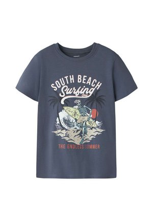 T-shirt bleu marine avec un squelette surfant sur une vague, des palmiers en arrière-plan, et le texte "South Beach Surfing Club" et "The Endless Summer."