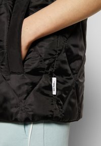 iets frans... REVERSIBLE QUILTED GILET - Colete - black