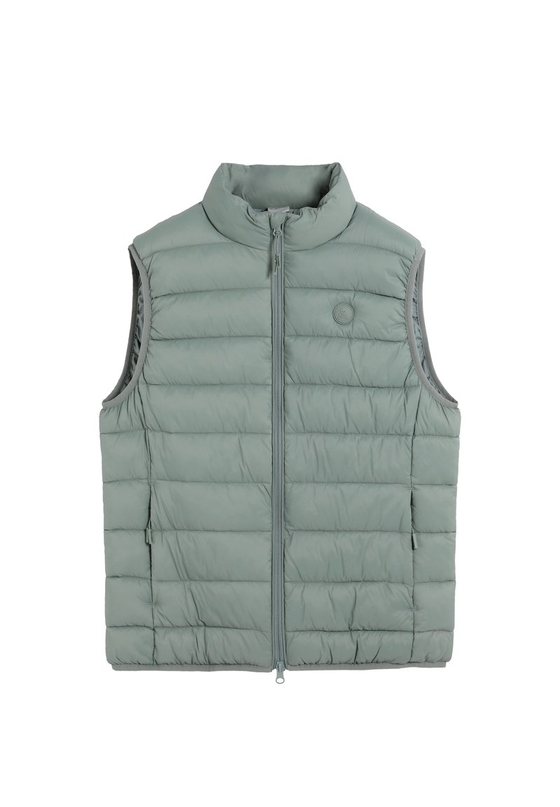 Vesta căptușită de culoare verde deschis, cu guler înalt, fermoar frontal și buzunare laterale. Design cu canale matlasate și borduri contrastante pe orificiile brațelor.