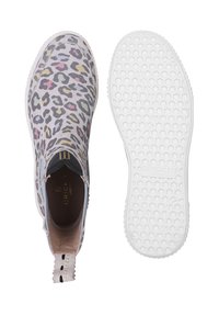 Buty wsuwane z jasnoszarym podłożem, pokryte wielokolorowym wzorem w panterkę. Biała gumowa podeszwa z teksturowanym wzorem w plaster miodu.