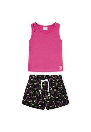 Conjunto para niñas con una camiseta sin mangas rosa acanalada con un corte en el hombro y pantalones cortos negros con estampados de frutas rosas y verdes.