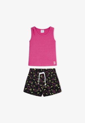 Conjunto para niñas con una camiseta sin mangas rosa acanalada con un corte en el hombro y pantalones cortos negros con estampados de frutas rosas y verdes.