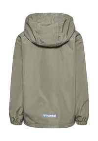 Grøn, let jakke med hætte, elastiske manchetter og en fremtrædende logo på den nederste ryg. Glat tekstur, afslappet design.