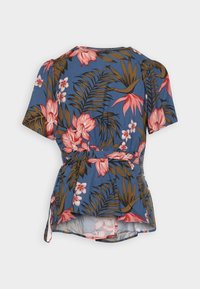 Top avvolgente floreale con sfondo blu e motivi tropicali rosa, bianchi e verdi. Tessuto morbido, maniche corte e un nodo in vita.