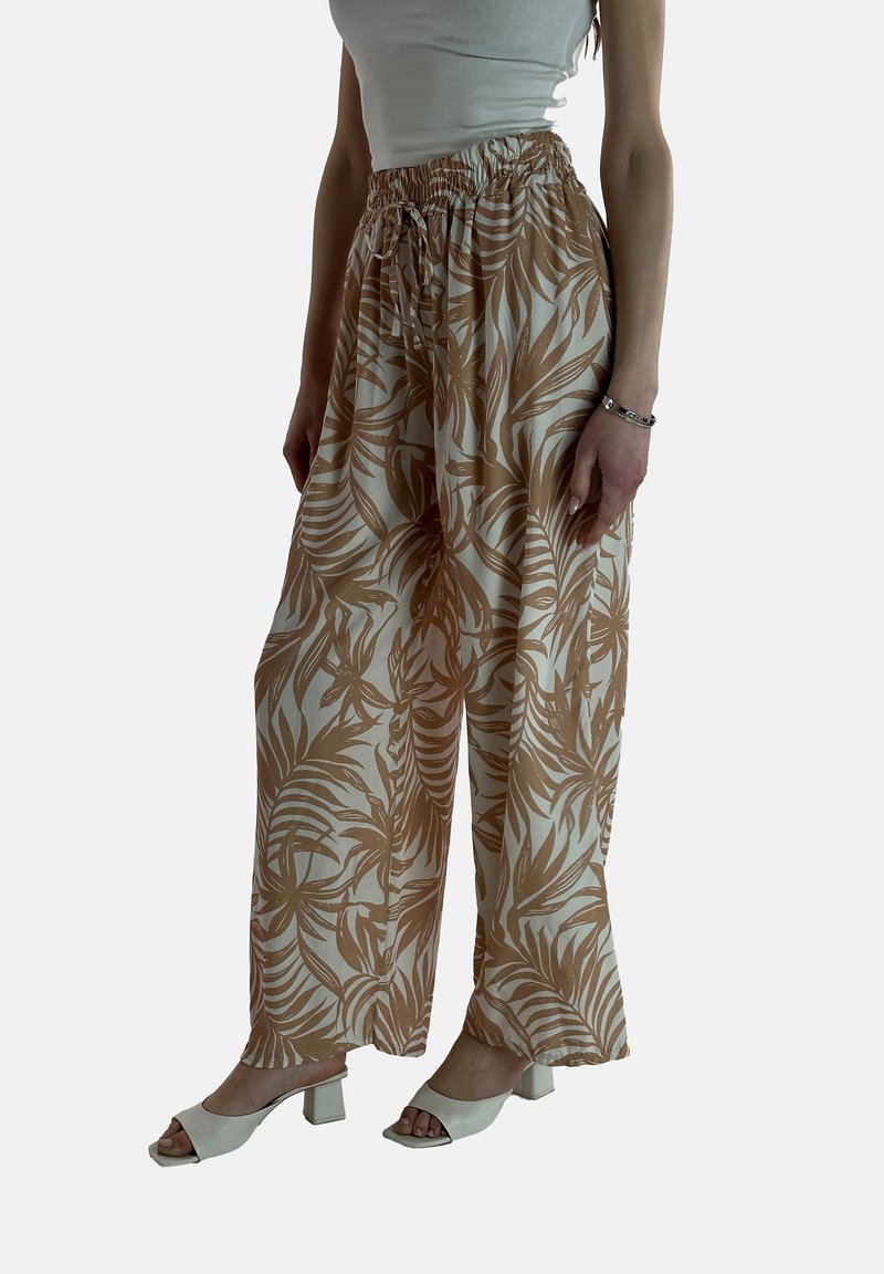 Lichte, wijdvallende broek met een crèmekleurige achtergrond en grote, gedempte bruine palmbladvormen. Elastische taille en een gladde textuur.
