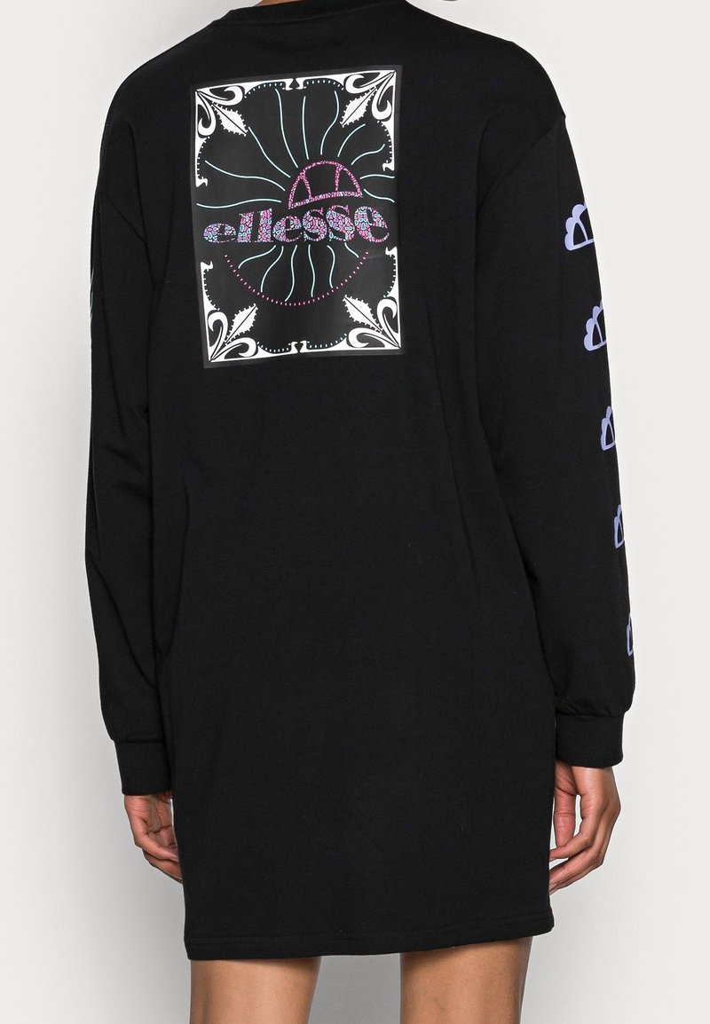 Robe noire à manches longues avec un grand graphisme au dos et des accents violets le long des manches. Confectionnée en coton doux.