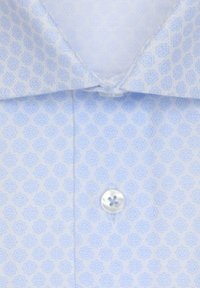 Col col et devant de chemise bleu clair avec un petit motif géométrique étoilé répétitif et un bouton blanc rond visible.