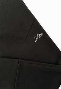 Zwarte sweatshirt met een gladde textuur; heeft een zilveren logo op de bovenste mouw; beschikt over een buidelzak en gestikte details.