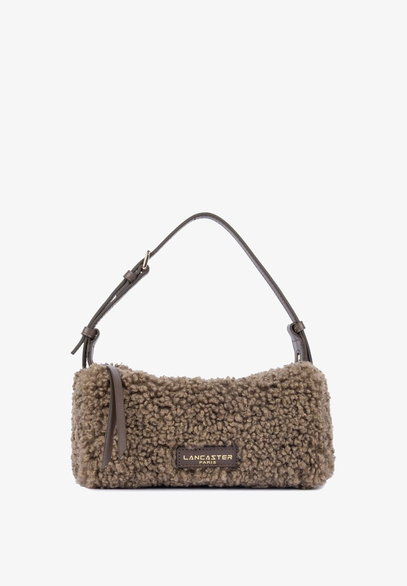 Petit sac à main rectangulaire marron duveteux avec bandoulière en cuir réglable et logo Lancaster Paris sur le devant.