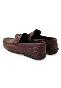 Braune Lederloafers mit einer Krokodilhaut-Textur, geformten Gummisohlen und dekorativen Nähten entlang der Kanten.