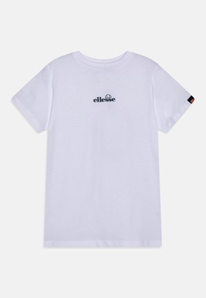 Camiseta blanca de manga corta hecha de algodón. Presenta un pequeño logo negro de "ellesse" en la parte superior del pecho y una etiqueta en la manga.