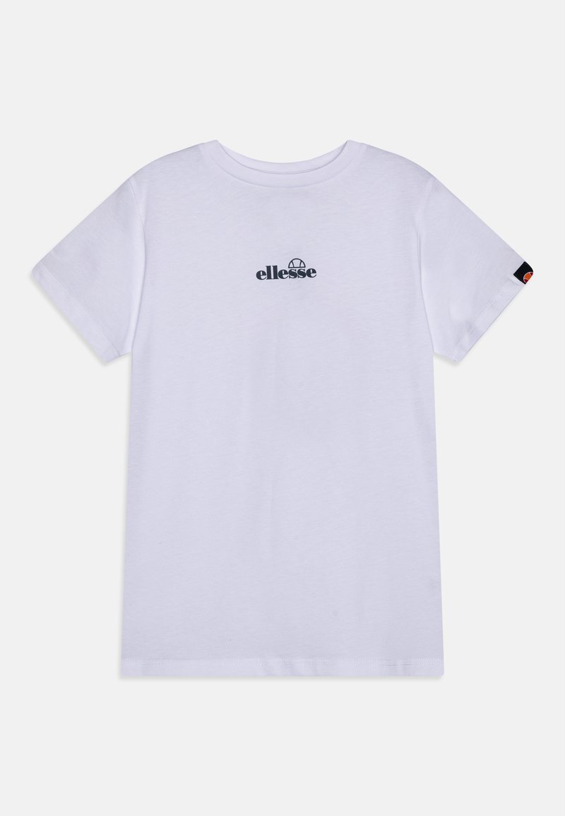 Hvit kortermet t-skjorte laget av bomull. Har en liten svart "ellesse"-logo på øvre bryst og et merkelapp på ermet.