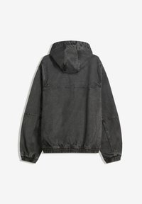 Zwarte denimjack met een capuchon, lange mouwen, elastische tailleband en stiksels. De stof lijkt lichtjes gestructureerd.