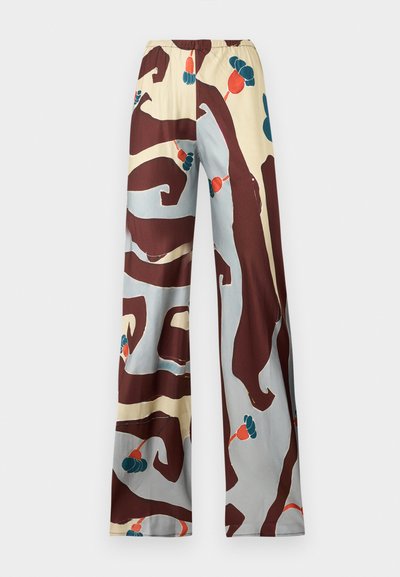 Løse, vide bukser laget av lett stoff. Har et fargerikt abstrakt design med brune, blå og røde aksenter på en beige bakgrunn.