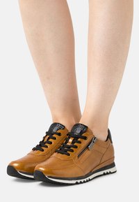 Marco Tozzi Sneaker low - saffron