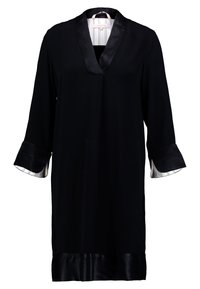 Svart silkesrock med V-ringning, trekvartslånga ärmar, satintrim och ett randigt tygdetalj på ärmsluten och halsringning.