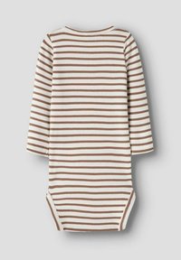 Body de bebé de manga larga con rayas horizontales marrones y blancas, textura acanalada y cierres a presión en la parte inferior.