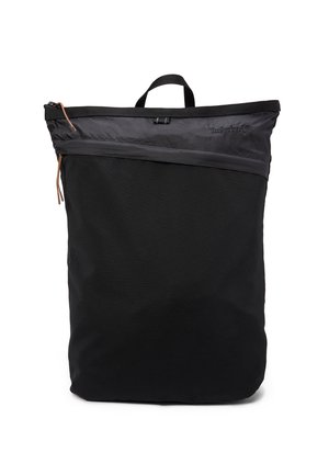 Czarny plecak z tkaniny z uchwytem od góry i kieszenią na zamek. Charakteryzuje się fakturowaną powierzchnią i eleganckim, minimalistycznym designem.