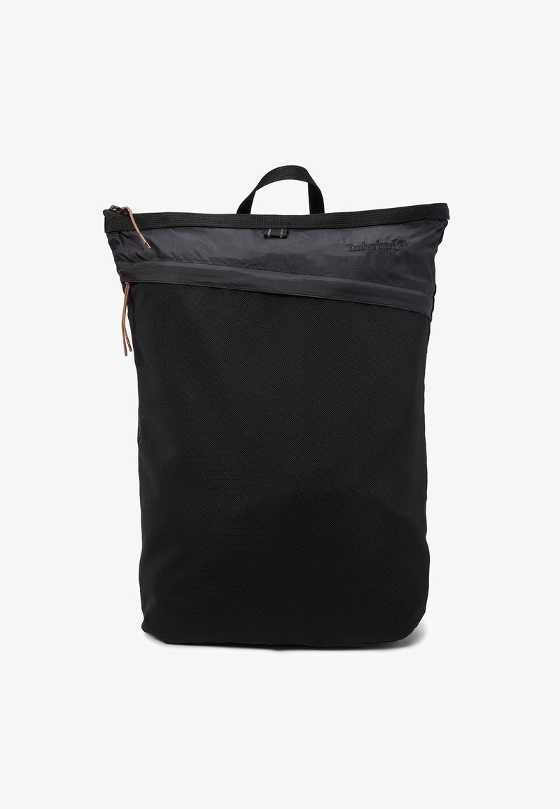 Czarny plecak z tkaniny z uchwytem od góry i kieszenią na zamek. Charakteryzuje się fakturowaną powierzchnią i eleganckim, minimalistycznym designem.