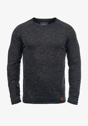 Marineblå genser med teksturert strikk, som har en blanding av mørkeblå og kobberfarger. Runde hals og lange ermer. Lite logo-badget på kanten.