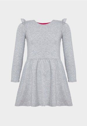 Robe gris clair à manches longues avec jupe légèrement évasée et petits détails de volants sur les coutures d'épaule.