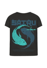 Black t-shirt featuring a graphic print of two stylized fish in turquoise and gray, with the text "SAITRU urban" above and a motto below.