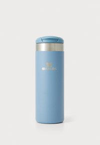 Blå resetrinkande med en matt finish, silverdetaljer och ett säkert lock. Har "STANLEY"-logotypen på sidan.