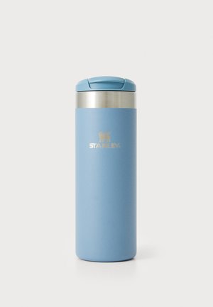 Blaues Reisebecher aus rostfreiem Stahl mit matter Oberfläche, silbernen Akzenten und einem sicheren Deckel. Mit dem "STANLEY"-Logo an der Seite.