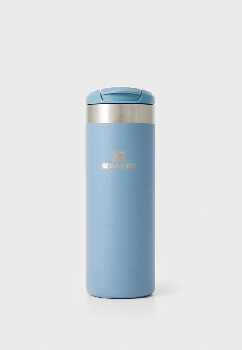 Blå resetrinkande med en matt finish, silverdetaljer och ett säkert lock. Har "STANLEY"-logotypen på sidan.