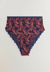 Tamsiai mėlyni apatiniai su nėrinių apdaila ir raudonos bei geltonos paisley raštu. Pagaminti iš minkšto audinio, aukštu juosmeniu.