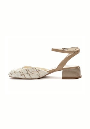 Sandalo con tacco beige, upper in bianco intrecciato con motivo, cinturino alla caviglia e tacco a blocco con dettagli testurizzati.