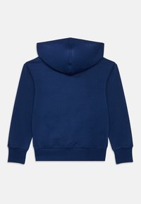 Μπλε φούτερ ναυτικού τύπου από μαλακό ύφασμα, με μεγάλο κουκούλα, ριμπ μανσέτες και μέση. Η πλάτη έχει λείο, αδιάπραχτο σχέδιο.