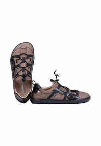 Sandales décontractées au design ouvert marron et noir avec fermetures réglables à lacets élastiques et semelles en caoutchouc, vues de dessus et de côté.