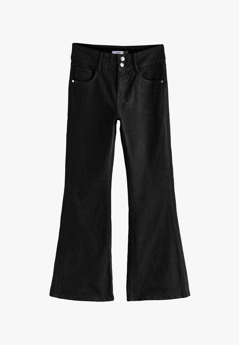 Jean évasé noir en denim, comportant cinq poches, une fermeture éclair avec bouton, et des détails de couture discrets le long des coutures.