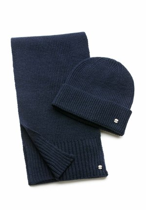 Marineblaues Strickmütze- und Schal-Set; verfügt über gerippte Textur, umgeschlagene Kanten und kleine silberne Akzente auf jedem Stück.