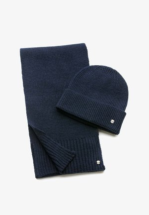 Marineblaues Strickmütze- und Schal-Set; verfügt über gerippte Textur, umgeschlagene Kanten und kleine silberne Akzente auf jedem Stück.