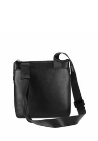 Sac à épaule en cuir noir avec une texture lisse, de forme rectangulaire, doté d'une bandoulière réglable et d'une fermeture zippée sur le dessus. Design minimaliste avec des accents pratiques.