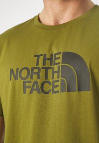 The North Face EASY TEE - Camiseta estampada - forest olive