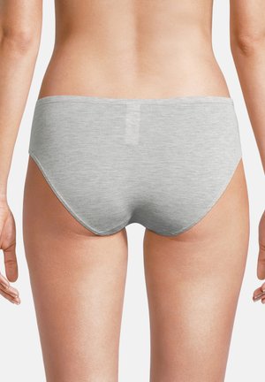 Vista posteriore di una persona che indossa biancheria intima senza cuciture in cotone di colore grigio chiaro, in piedi su uno sfondo bianco uniforme.