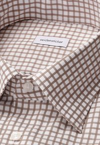 Camicia da uomo con motivo a quadri marroni e bianchi, colletto abbottonato e etichetta del marchio "seidensticker" all'interno del colletto.