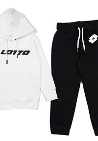 Felpa bianca con cappuccio e logo "LOTTO" nero; abbinata a pantaloni sportivi neri con cordini bianchi e patch con logo sulla tasca.