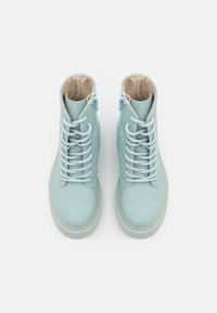 Steve Madden SKYLAR - Botins de atacadores - light blue rain