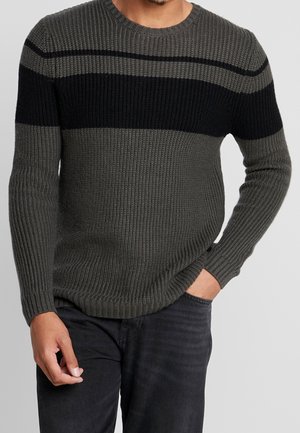 Pull en maille avec des rayures horizontales grises et noires alternées, col rond, poignets côtelés et finition texturée.