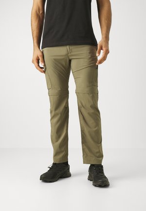 Pantaloni cargo de culoare verde măsliniu cu buzunare cu fermoar, design cu picior drept, material ușor și luciu subtil. Purtați cu pantofi sport negri.