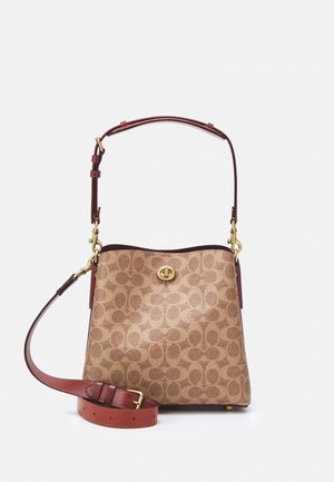 Sac à épaule marron à motif avec lanières en cuir bordeaux réglables, fermeture à loquet dorée et garnitures métalliques dorées.