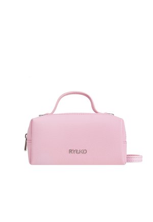 Mała prostokątna różowa skórzana torebka z pojedynczym górnym uchwytem, bocznym zamkiem błyskawicznym i srebrnym logo "RYŁKO" z przodu.