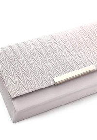 Pochette rectangulaire gris clair avec rabat en tissu texturé et corps en satin lisse, fermée par une boucle horizontale en métal argenté.