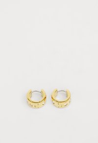 Orecchini a cerchio in oro con una finitura lucida, caratterizzati da un design intagliato e pietre accentuate trasparenti. Forma circolare, chiusura a scatto semplice.